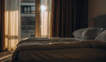 Clean, fluffy comforter on a bed. Oyster Bay Cove comforter cleaning service.